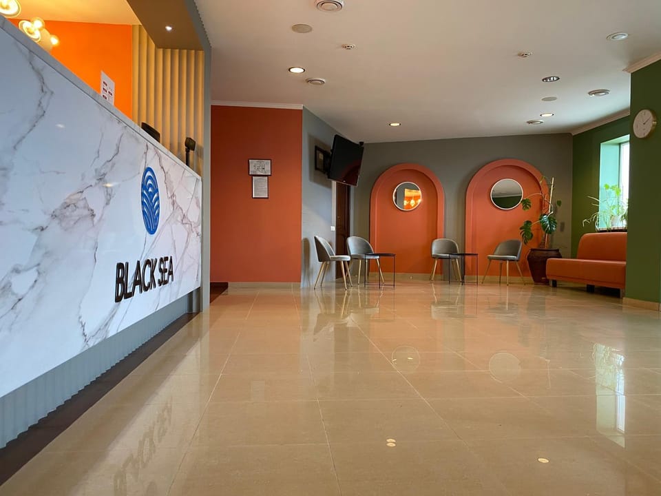 Restaurant/places to eat, TV and multimedia, Living room, Lobby or reception, Lounge or bar, Seating area
