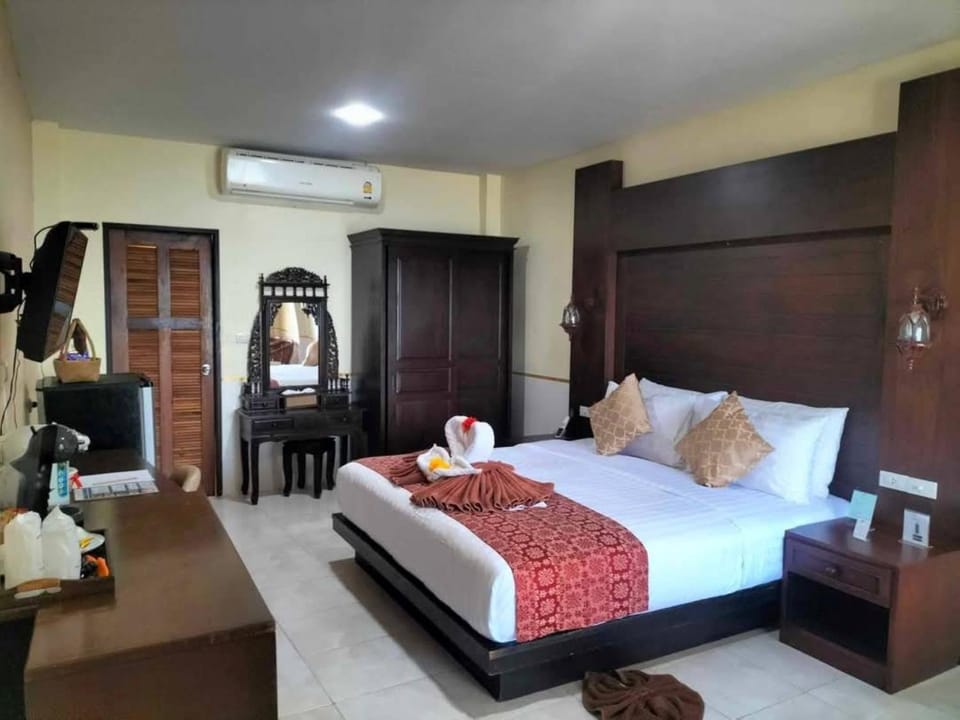 Bed, TV and multimedia, Photo of the whole room, Seating area, Bedroom, minibar, wardrobe, air conditioner