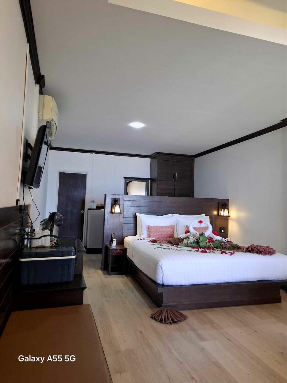 Property building, Restaurant/places to eat, Bed, TV and multimedia, Living room, Photo of the whole room, Bedroom