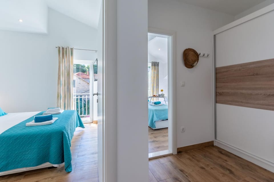 Bed, Bedroom, towels, wardrobe