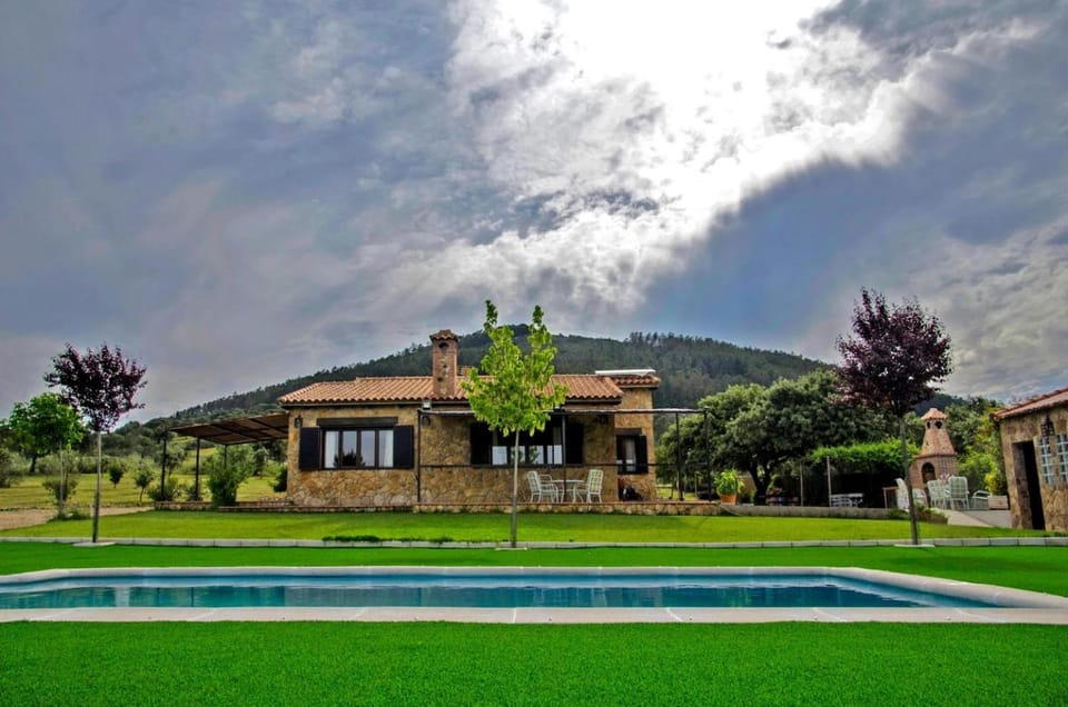 Property building, Day, Natural landscape, Garden, Garden view, Mountain view, Pool view, Swimming pool