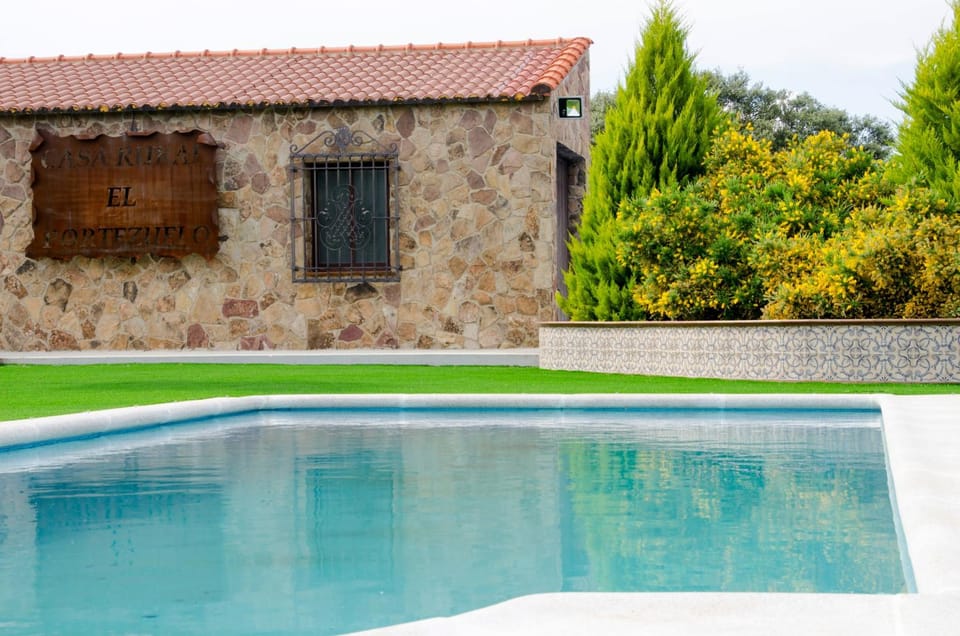 Property building, Day, Garden, Garden view, Pool view, Swimming pool, Swimming pool