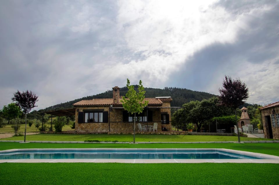 Property building, Day, Natural landscape, Garden, Mountain view, Pool view, Swimming pool