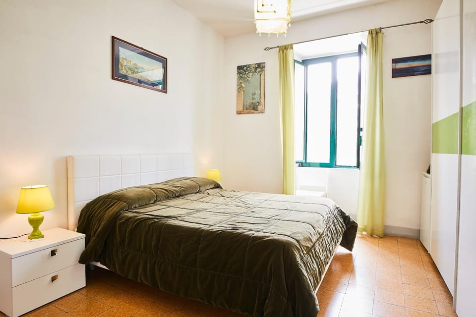 Bedroom, Mountain view