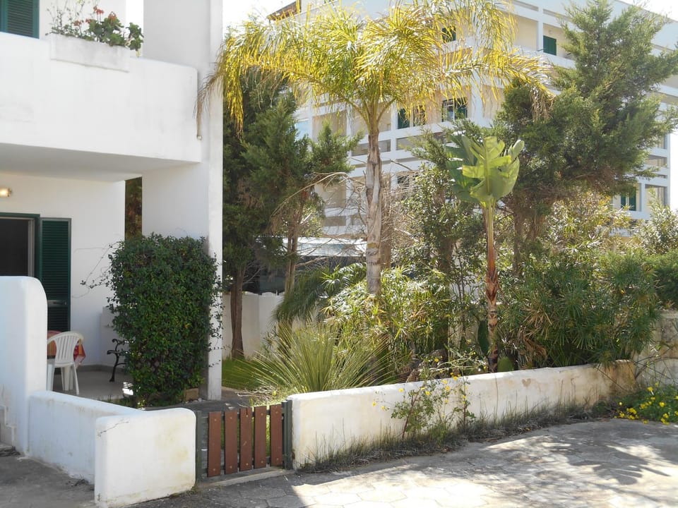 Property building, Facade/entrance, Day, Garden, Garden view