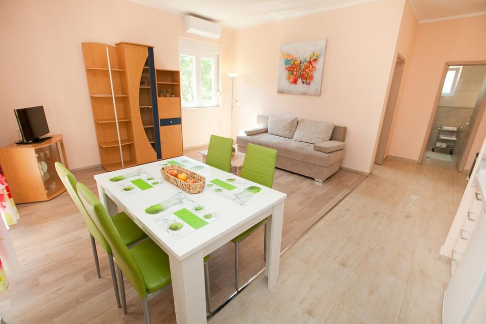 Living room, Seating area, Dining area