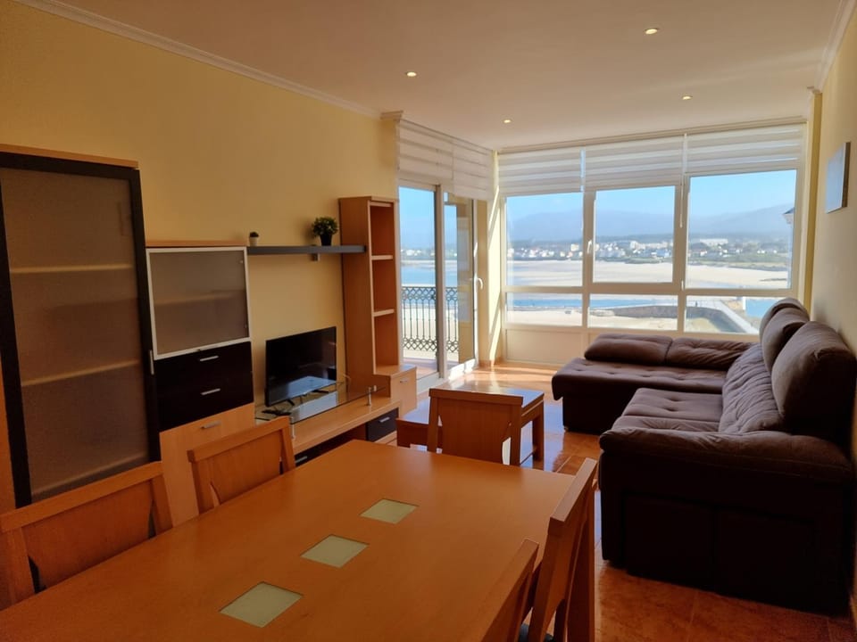 Communal lounge/ TV room, Sea view