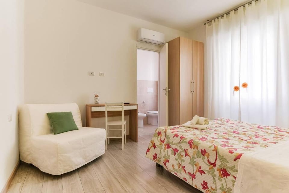 Photo of the whole room, Bedroom