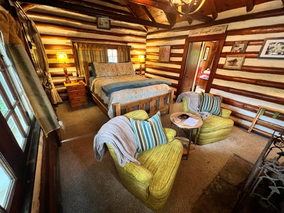 Bed, Photo of the whole room, Seating area