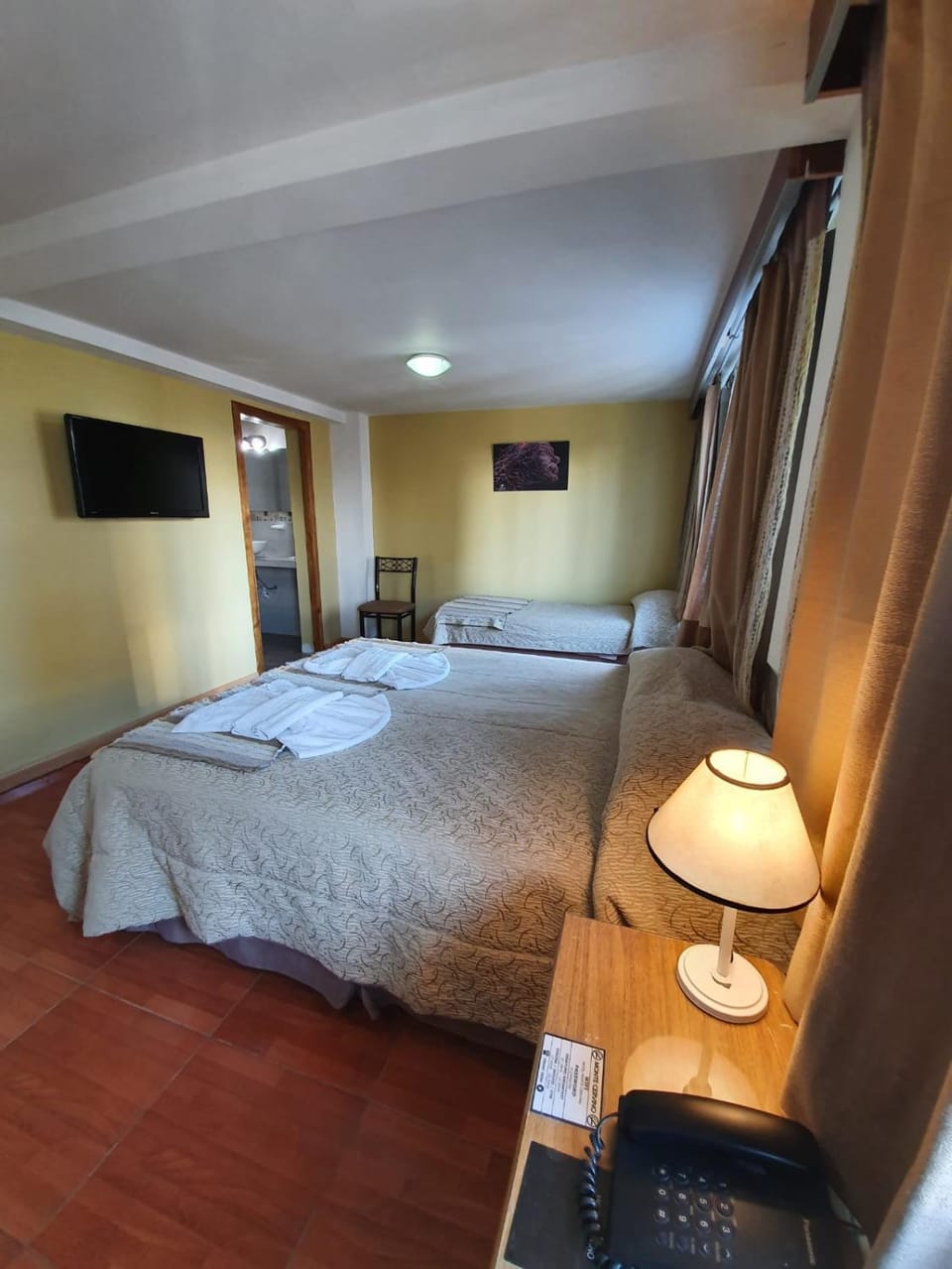 Bed, TV and multimedia, Photo of the whole room, Bedroom, towels