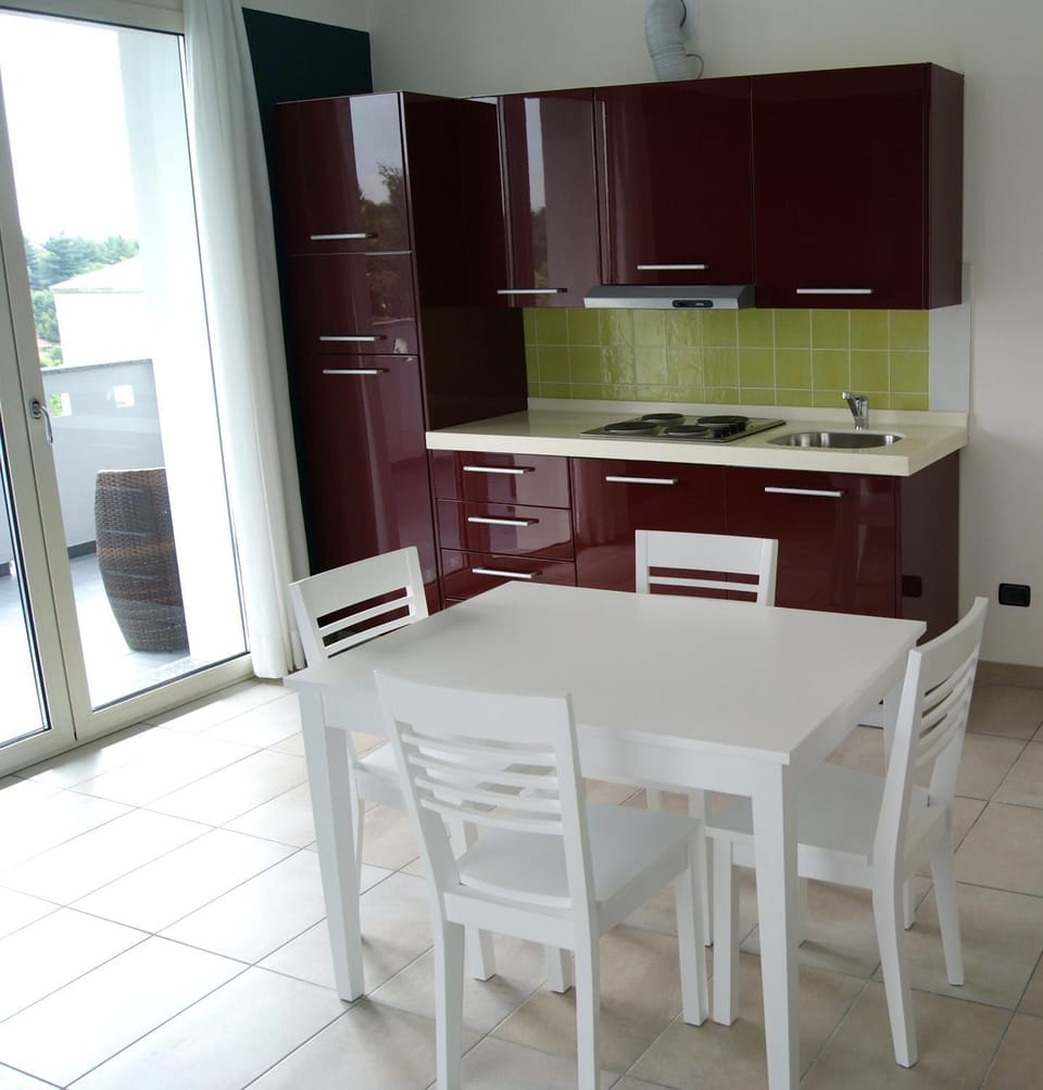 Day, Dining area