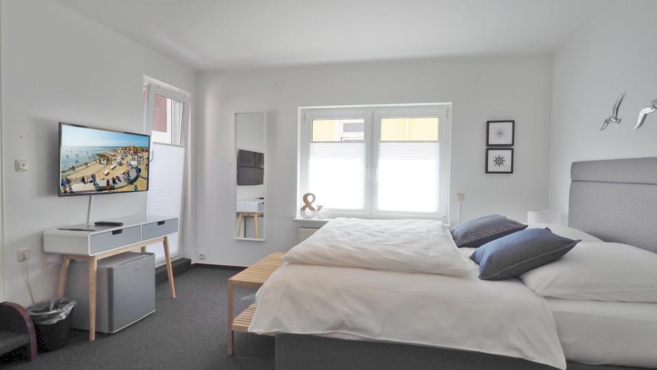 Bed, TV and multimedia, Living room, Bedroom