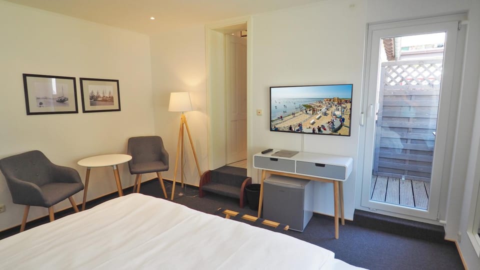 Bed, Balcony/Terrace, Balcony/Terrace, Living room, Seating area, Bedroom