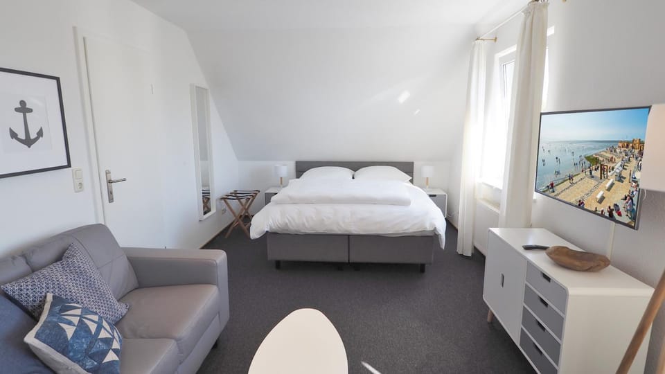 Bed, TV and multimedia, Living room, Photo of the whole room, Decorative detail, Seating area, Bedroom