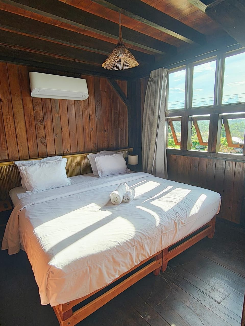 Bed, Photo of the whole room, Bedroom, internet, towels, air conditioner