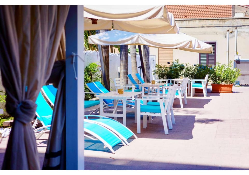 Patio, Day, sunbed