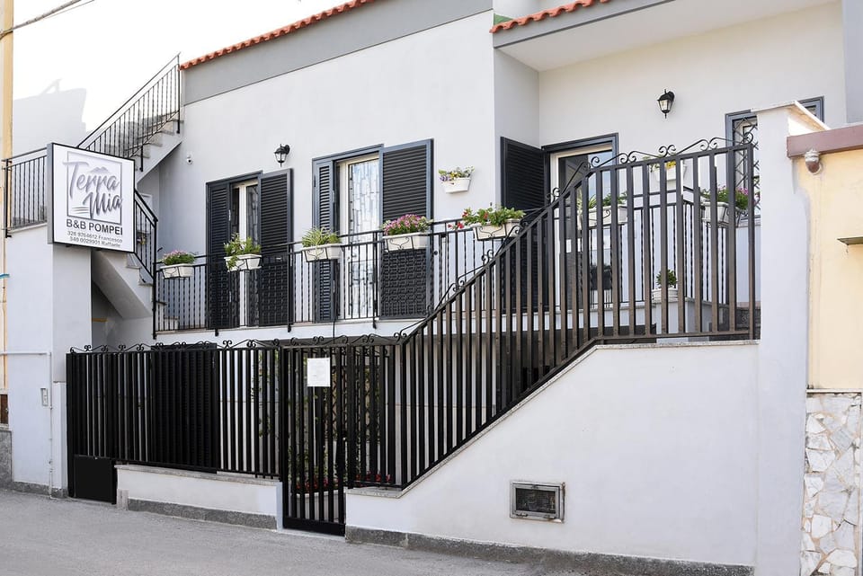 Facade/entrance, Breakfast, Internal: Not applicable to any particular room