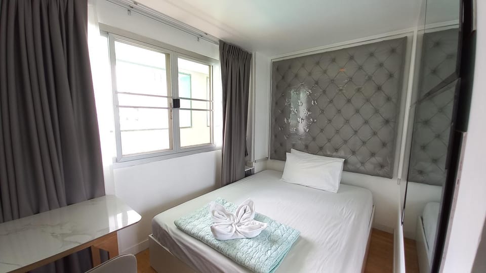 Bed, Floor plan, Bedroom