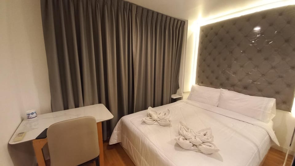 Bed, Bedroom, towels