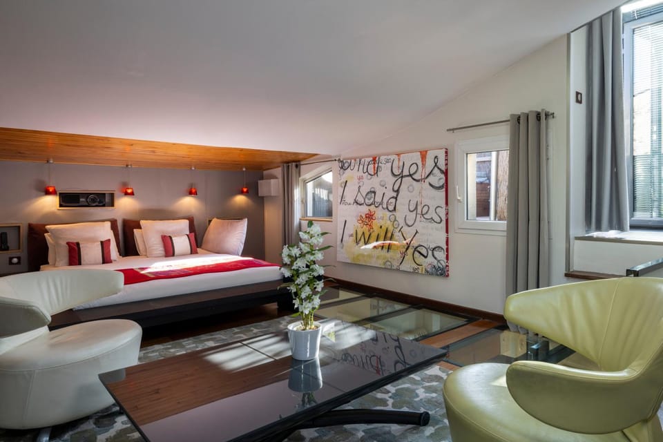Bed, Photo of the whole room, Bedroom