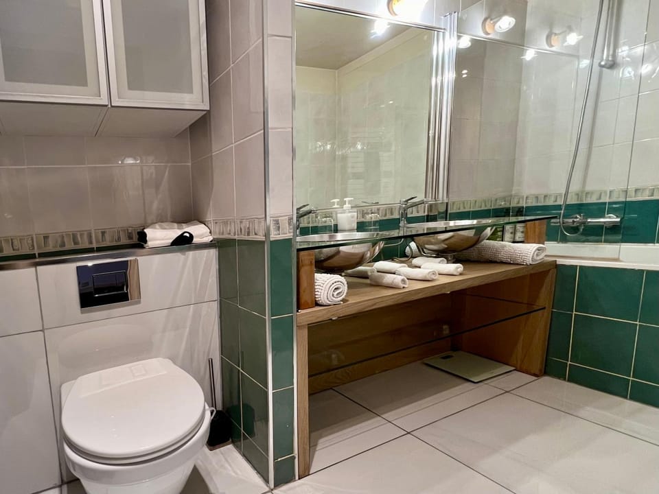 Shower, Toilet, Bathroom, towels