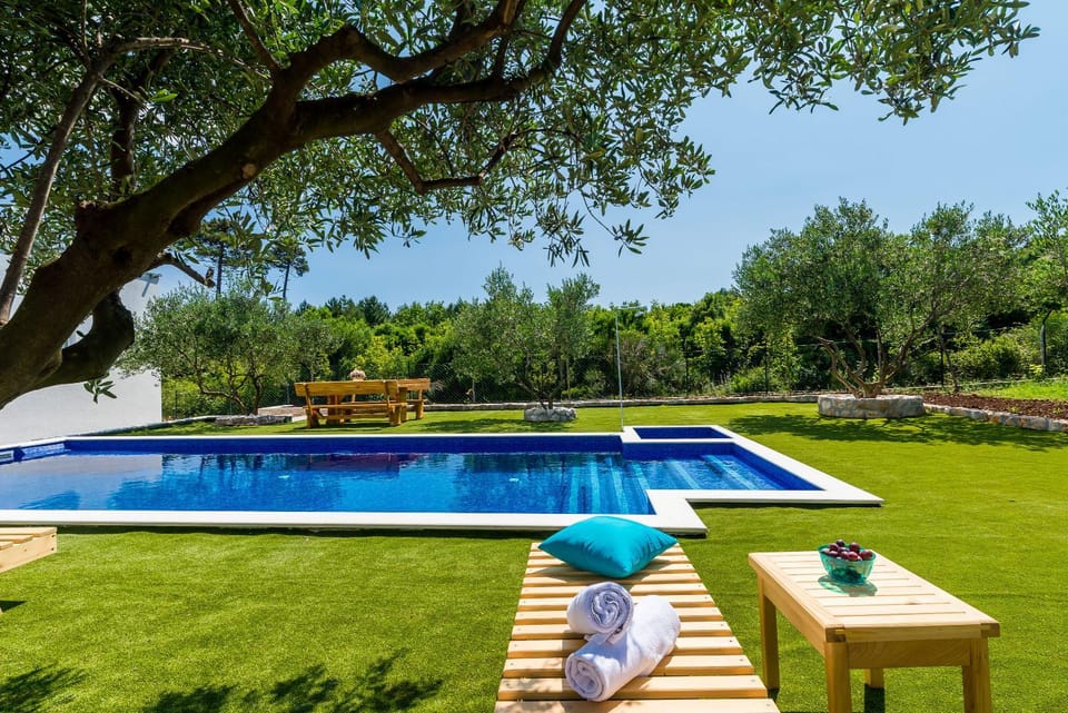 Nearby landmark, Neighbourhood, Natural landscape, Garden, Swimming pool, Swimming pool