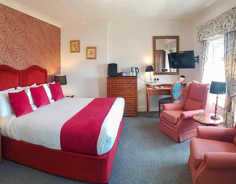 Bed, Seating area, Bedroom