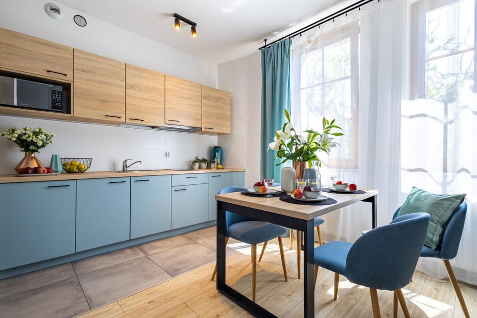 Kitchen or kitchenette, minibar