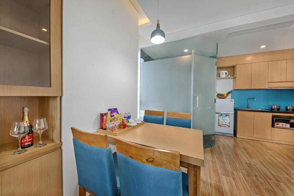 Kitchen or kitchenette, Living room, Seating area, Dining area, minibar, stove