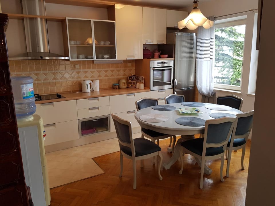 Kitchen or kitchenette, Dining area