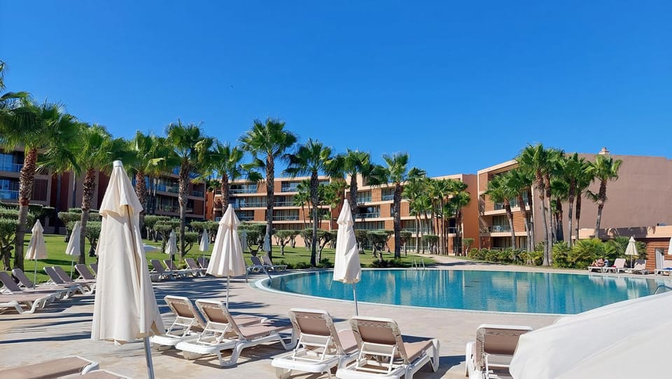 Property building, Garden, Garden view, Pool view, Swimming pool, Swimming pool, sunbed