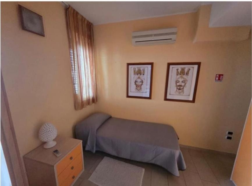 Bed, Bedroom, air conditioner