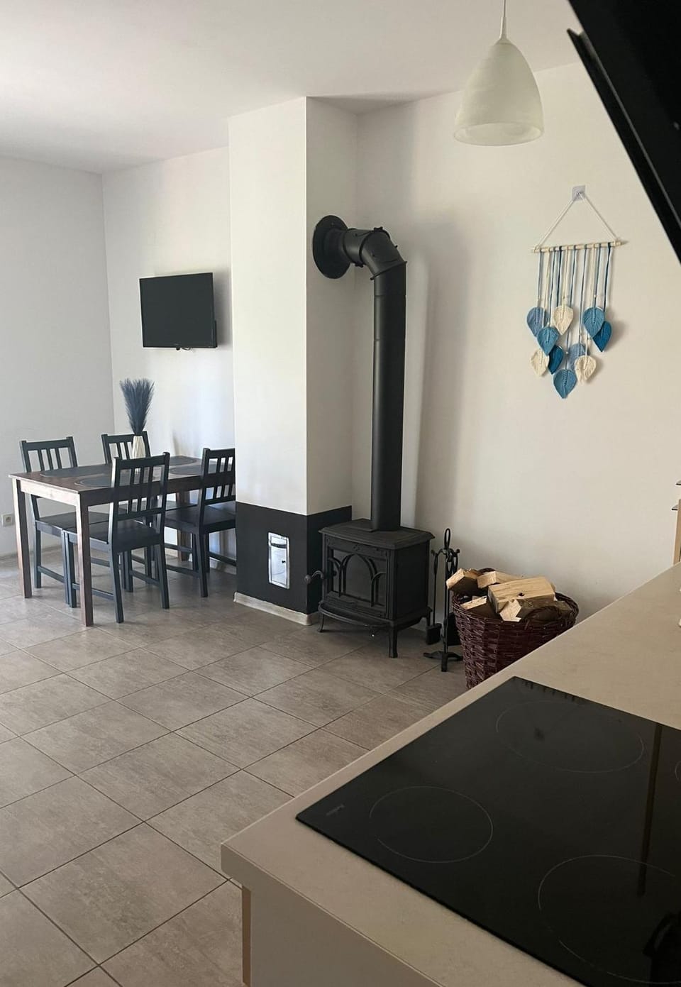 Dining area, fireplace