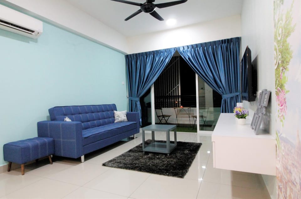 TV and multimedia, Balcony/Terrace, Living room, Seating area, City view, Mountain view, Street view