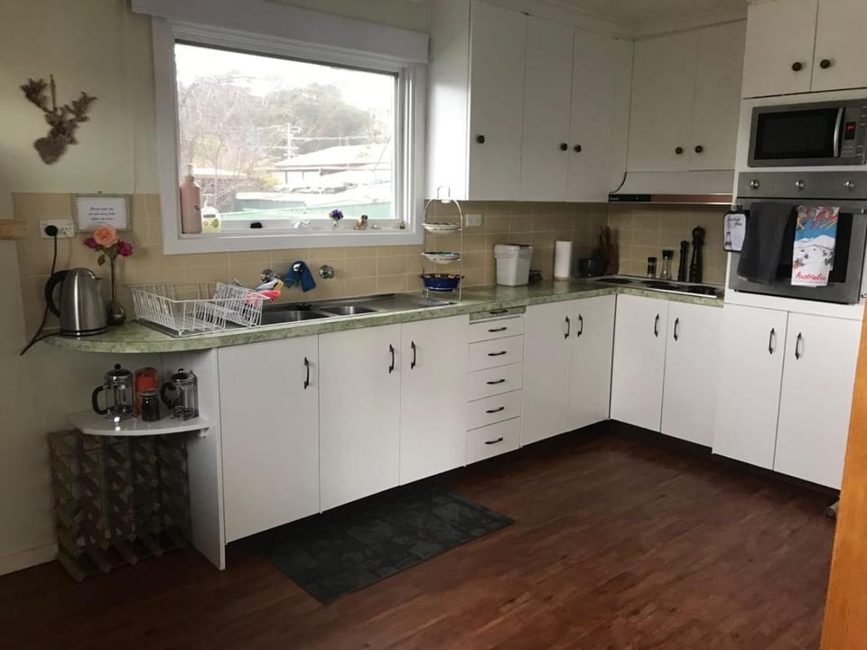 Coffee/tea facilities, Kitchen or kitchenette, oven, stove