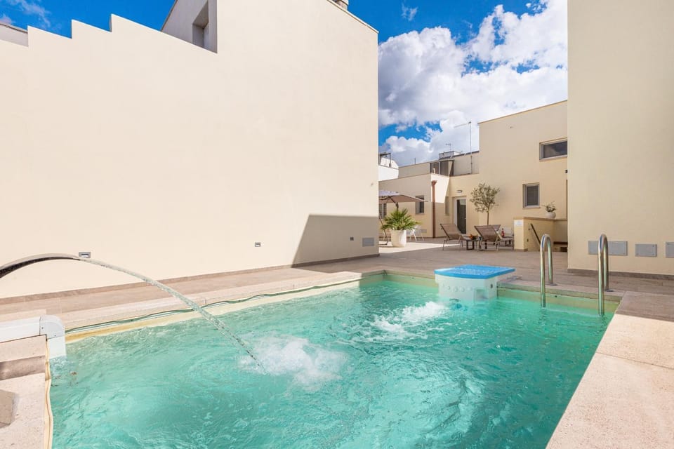 Property building, Patio, Day, Pool view, Swimming pool, sunbed