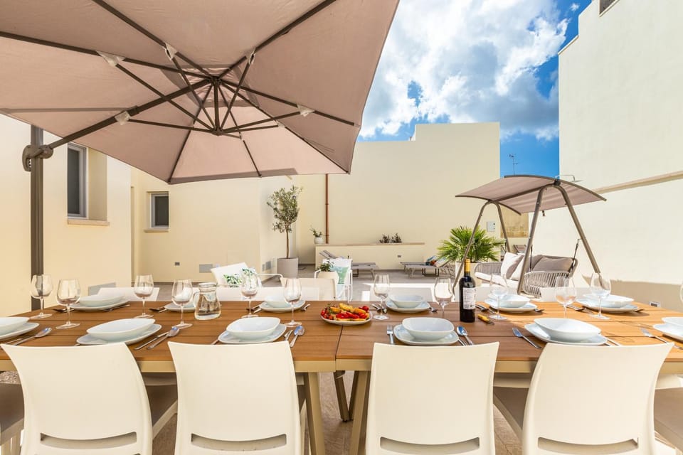 Patio, Day, Dining area