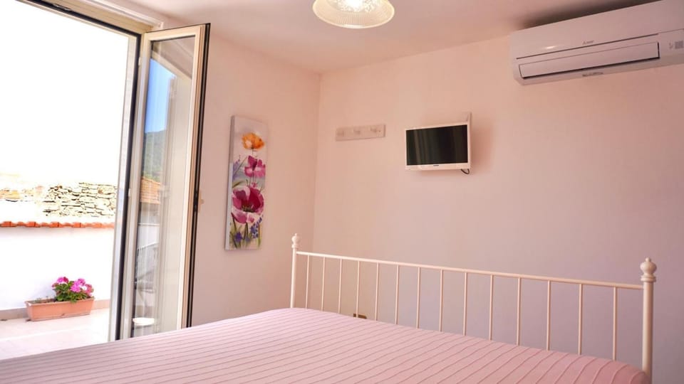 TV and multimedia, Photo of the whole room, Bedroom