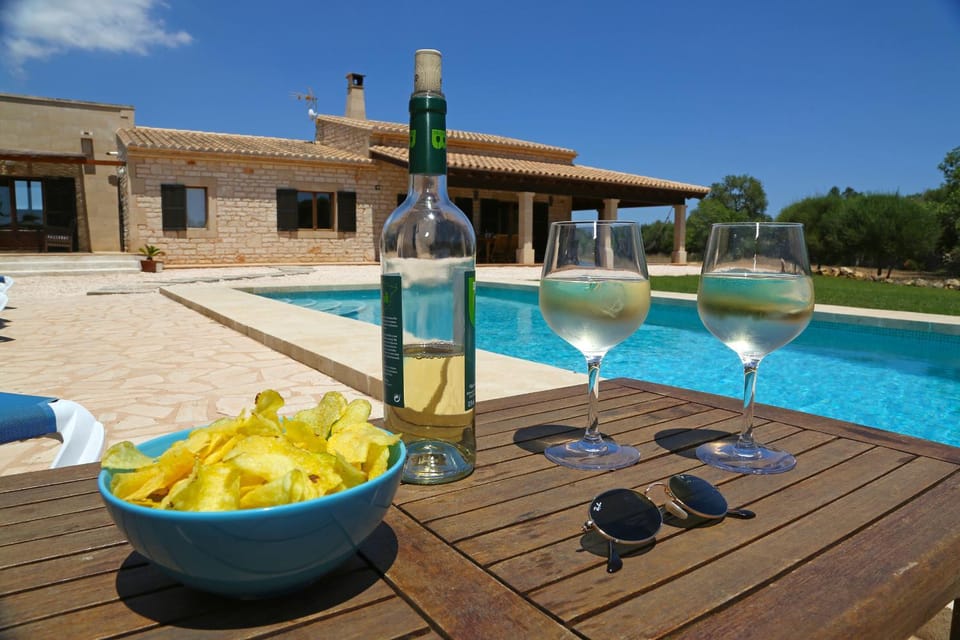 Property building, Day, Food and drinks, Pool view, Swimming pool, Drinks, sunbed