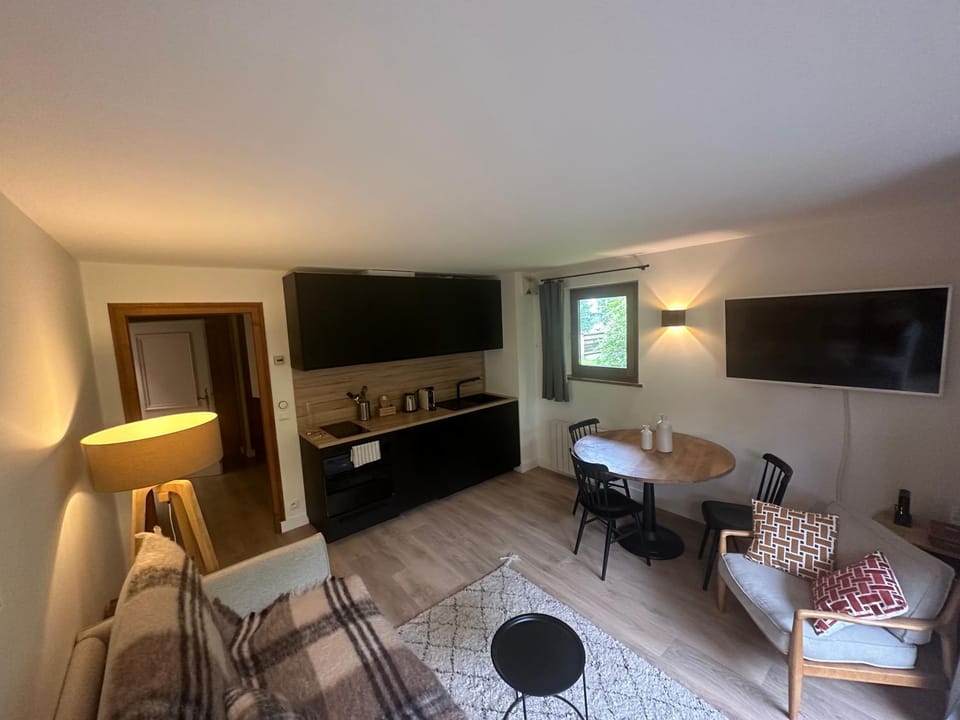 TV and multimedia, Kitchen or kitchenette, Living room