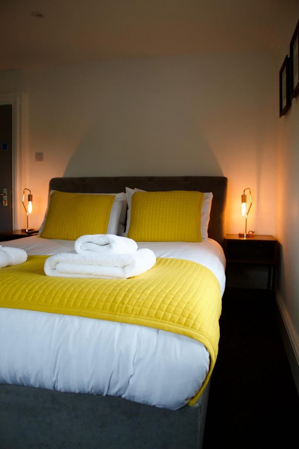 Bed, Bedroom, towels