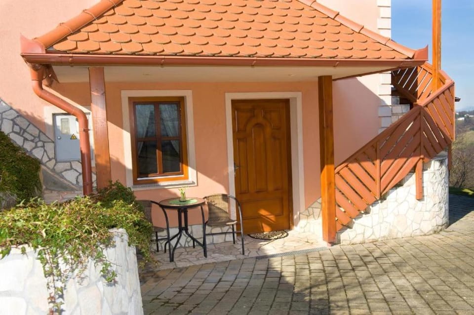 Patio, Facade/entrance