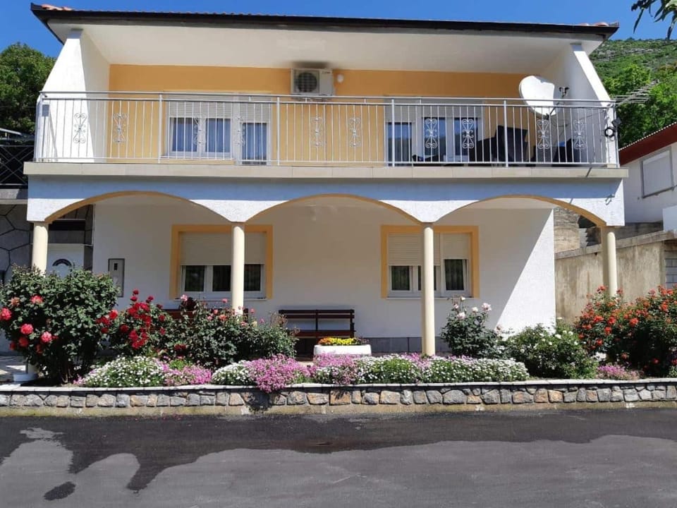 Patio, Facade/entrance