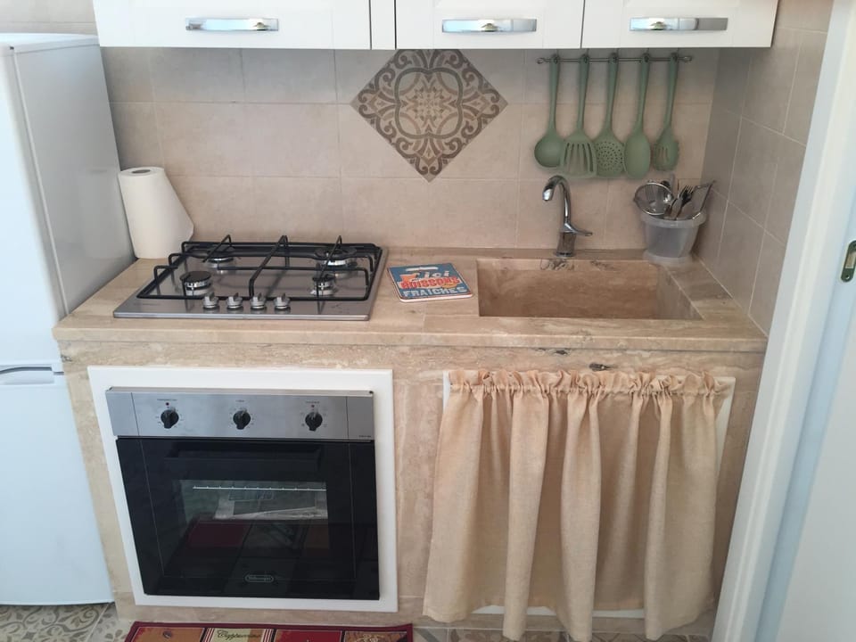 Coffee/tea facilities, Kitchen or kitchenette, Dining area