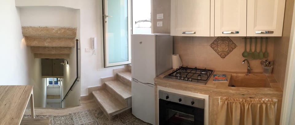 Coffee/tea facilities, Kitchen or kitchenette, Photo of the whole room, Dining area