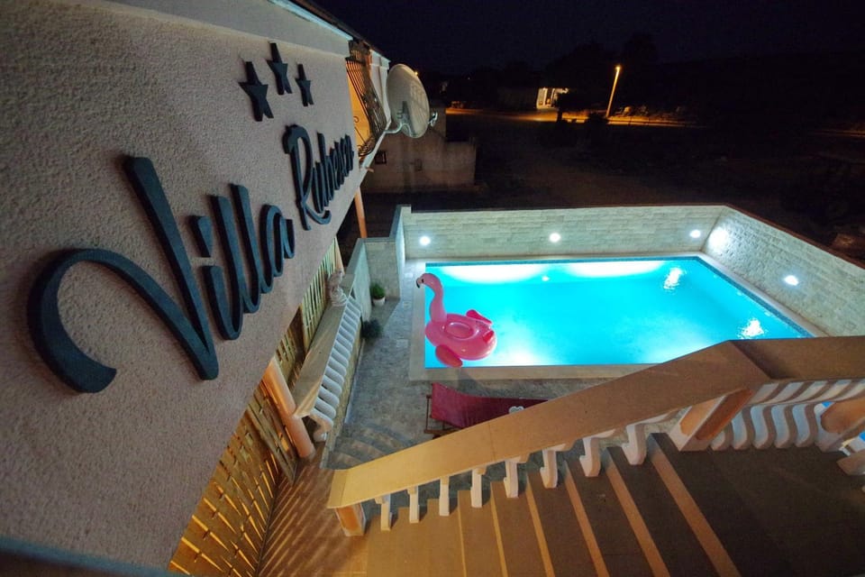 Facade/entrance, Bird's eye view