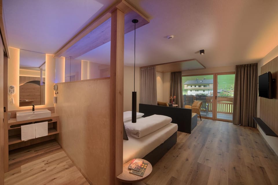 Bed, TV and multimedia, Photo of the whole room, Bedroom, towels