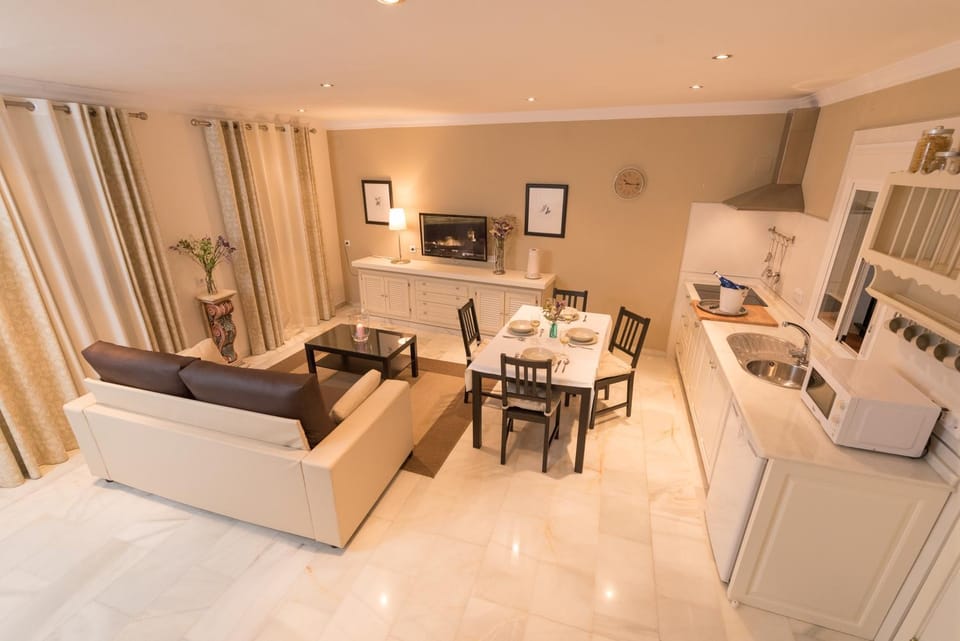 TV and multimedia, Kitchen or kitchenette, Living room, Seating area, Dining area, oven, stove