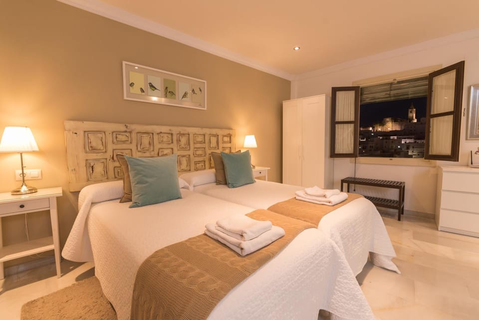 Photo of the whole room, Bedroom, towels