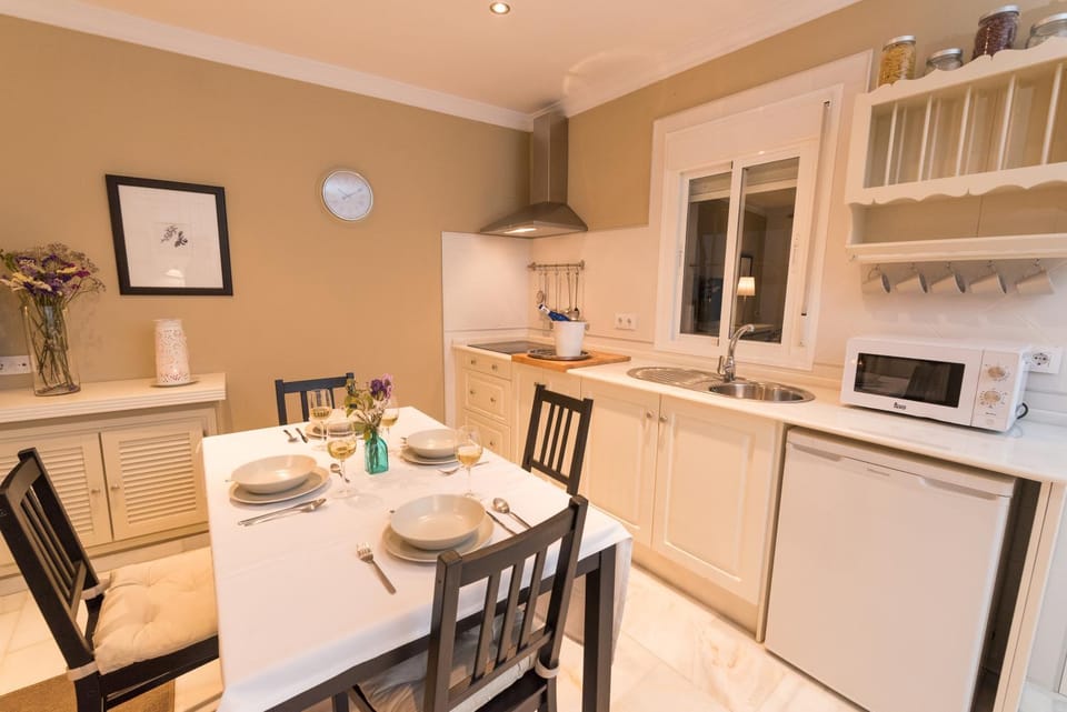 Kitchen or kitchenette, Dining area, oven, stove